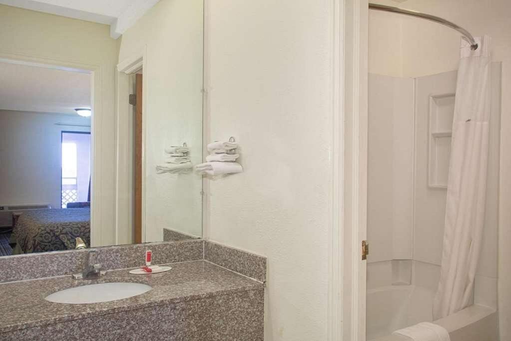 Economy Hotel Wichita- Florence St Екстериор снимка